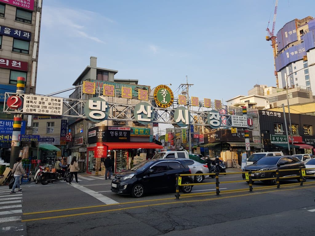 캔들, 방향제 등 핸드메이드 제품의 재료를 구하기 위해 소규모 창업자들이 방문하는 방산시장